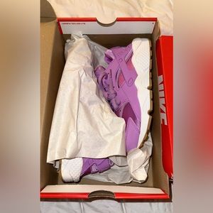 Brand new Nike Huarache women’s shoes size 7.5 color is fuchsia glow